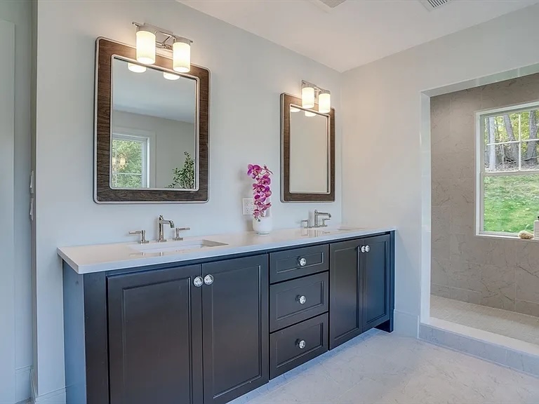 Greendale Ave Bathroom